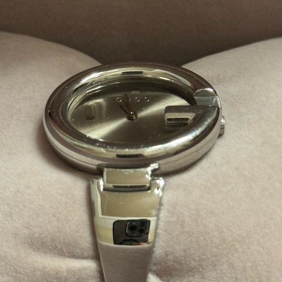 Gucci watch in good condition.Some scratches, battery need to be changed.box - Picture 3 of 6